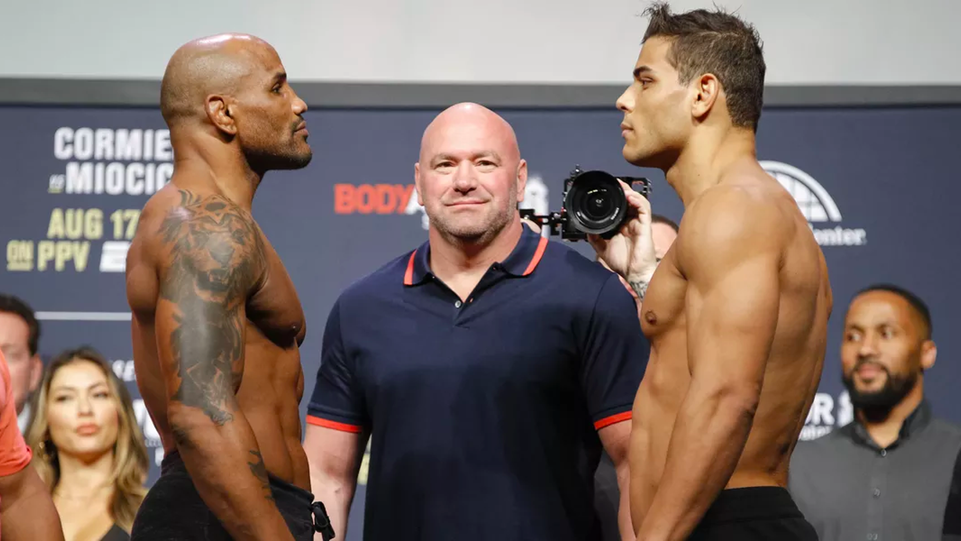 In dem Bild sehen sie zwei UFC-Kämpfer. Beide haben eine nach vorne gebeugte Haltung, doch es lässt sich bezweifeln ob beide Herren Schulterschmerzen haben (auf jeden Fall vor dem Kampf nicht😉)